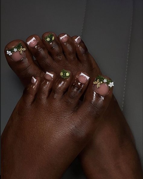 Gold Toe Nails, Green Toe Nails, French Tip Pedicure, Gel Toe Nails, Acrylic Toes, Acrylic Toe Nails, Pretty Toe Nails, Cute Toe Nails, Cute Acrylic Nail Designs