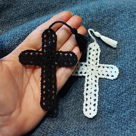 Christian Crochet Ideas, Christian Crochet Patterns Free, Crochet Christian, Christian Crochet, Crocheted Cross, Coquette Tshirt, Tassel Crochet, Cross Keychain, God's Eye