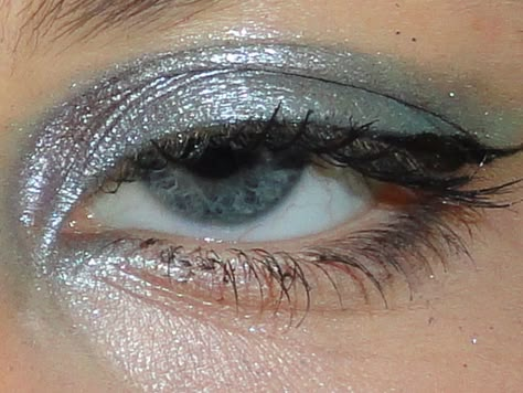 Silver Makeup Blue Eyes, Silver Eyeshadow Blue Eyes, Eyeshadow Looks Minimal, Blue Eye Eyeshadow, Makeup For Blue Grey Eyes, Cute Blue Eyeshadow Looks, Silver And Blue Aesthetic, Eyeshadow Silver, Silver Blue Makeup