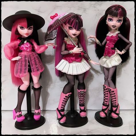 G1 Draculaura Doll, Monster High Dolls Gen 3, Monster High Gen 1 Dolls, Gen 1 Draculaura, Gen 3 Draculaura Doll, Draculaura Doll Aesthetic, Gen 3 Monster High, New Draculaura Doll, Draculora Cosplay