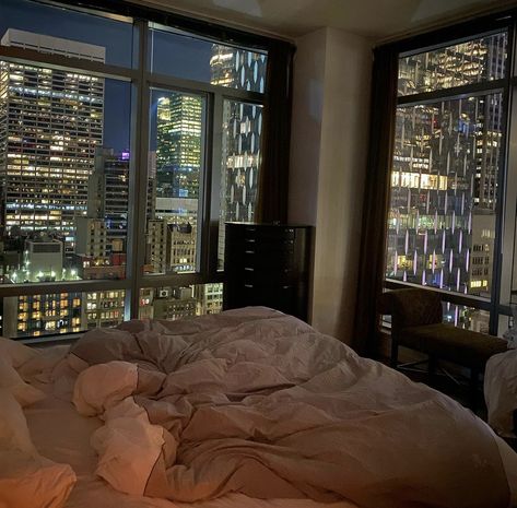 Penthouse Room Aesthetic, Pretty New York Apartments, Night City Bedroom, New York Bedroom Aesthetic, City Apartment At Night, Penthouse Bedroom Aesthetic, Manhattan Apartment Aesthetic, City Bedroom Aesthetic, New York City Apartment Bedroom