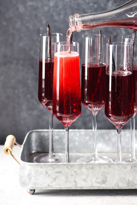 16 New Year's Eve Cocktails Worth Staying Up For! - JENNIFER MAUNE Poinsettia Cocktail, Sparkling Wine Glasses, Pomegranate Cocktails, Sparkling Red Wine, Sparkling Wine Cocktails, Festive Cocktails, Fruity Cocktails, Champagne Cocktail, Milk Shakes