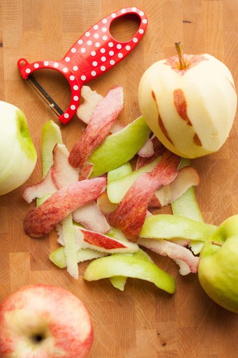 They have just as much to give as the perfect ones. Apple Peel Recipe, Leftover Apples Recipes, Leftover Apples, Dehydrated Apples, Cinnamon Sugar Pretzels, Diy Apple, Apple Chips, Fruit Peel, Dried Apples