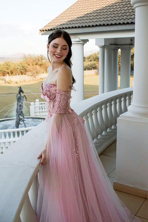 Ball Gown Senior Pictures, Prom Photos Ideas Single, Prom Inspo Pictures Solo Poses, Prom Photoshoot Single, Creative Prom Pictures, Prom Dress In Water Senior Pictures, Poofy Prom Dresses, Dress Poses, Prom Photography Poses