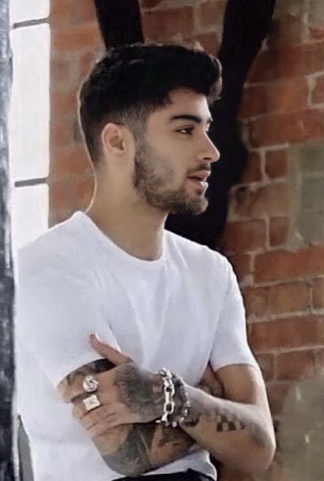 Zayn Malik Beard, The Tommo Way, Hair Tips For Men, Zayn Malik Photoshoot, Arrange Marriage, Men Fade Haircut Short, Zany Malik, Zayn Malik Hairstyle, Zayn Malik Video