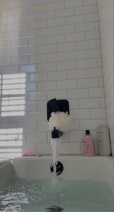 Aesthetic Loofah, Shower Loofah Aesthetic, Philosophy Aesthetic Body Wash, Philosophy Body Wash Aesthetic, Method Body Wash Aesthetic, Loofah Aesthetic, Washing Hair Aesthetic, Washing Face Aesthetic, Aesthetic Body Wash