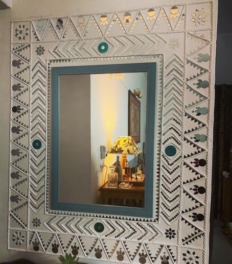 Painted Mirror Art, Kutch Gujarat, Mirror Magic, Simplistic Wallpaper, Name Plates For Home, Mosaic Art Diy, Mirror Frame Diy, Ganpati Decoration Design, Lippan Art