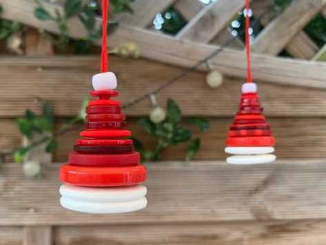 Stacked Button Christmas Tree, Christmas Tree Button Ornament, Christmas Crafts Buttons, Christmas Button Crafts Decorations, Button Christmas Tree Craft, Christmas Crafts Using Buttons, Button Christmas Trees, Handmade Christmas Ornaments For Kids, Button Christmas Ornaments