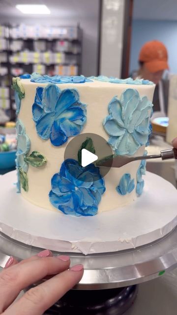 Cake Pops, Birthday Cake Ideas For Adults Women, Stiff Buttercream Frosting Recipe, Cake Painting Tutorial, Flower Cake Design, Frosting Flowers, Buttercream Cake Designs, Frosting Techniques, Buttercream Flower Cake