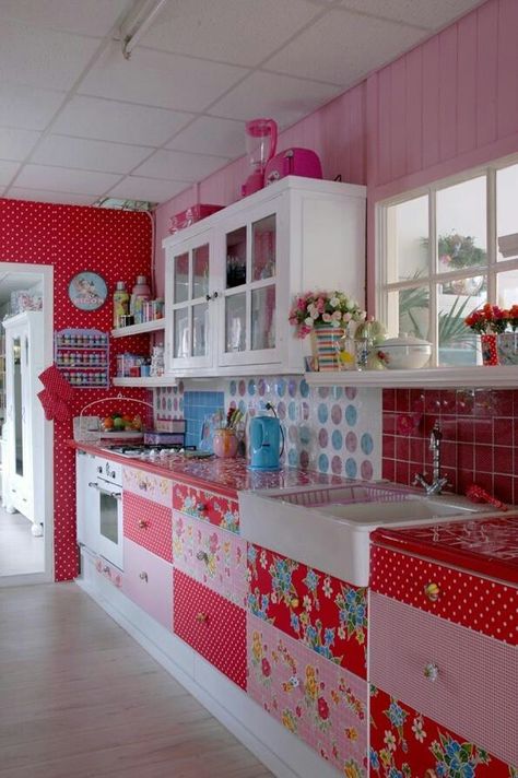 LOVE!!!!  I so want to do this to my kitchen!!! Colorful Kitchen Decor, Kitschy Kitchen, Kitchen Paint Colors, Pink Kitchen, Cute Kitchen, Red Kitchen, Chic Kitchen, Kitchen Paint, घर की सजावट