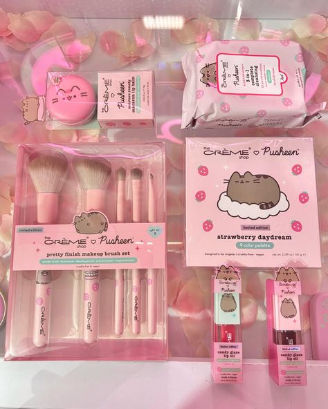 🍓super cute #pusheen pic dump 💗 @thecremeshop #pusheencat #thecremeshop #unboxing #glamroom #pinkaesthetic #kawaii Cute Ideas For Christmas List, Pusheen Skincare, Pusheen Makeup, Pusheen Room, Kawaii Amazon, Hello Kitty Pusheen, Pusheen Stuff, Pusheen Christmas, Cute Pusheen