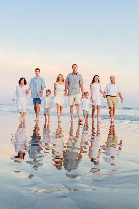 Family Pictures By The Beach, Family Poses Beach, Beach Big Family Photos, Big Family Beach Photos, Beach With Family, Family Photo At Beach, Large Family Beach Pictures Poses, Beach Family Picture Ideas, Beach Family Photos Adults