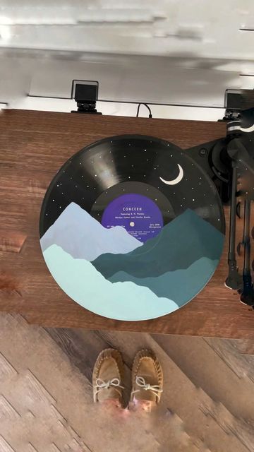 Vinyl Record Art Ideas Diy Crafts, Easy Record Painting Ideas, Vinyl Records Painting, Vinyl Record Art Diy, Painting Records Ideas, Vinyl Record Painting Ideas Easy, Records Drawing, Vinyl Record Art Aesthetic, Painted Records Vinyl Easy