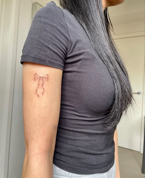 Fine line minimal tattoo Fun Fine Line Tattoos, Fine Line Large Tattoo, Womans Fine Line Tattoo, Fine Line Big Tattoo, Female Fine Line Back Tattoo, Womens Fine Line Back Tattoo, Tattoed Girls, Bow Tattoo, Cute Tats