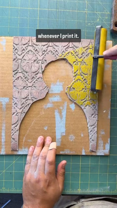 I love making puzzle linocut prints, but I hate it when they move around when I’m printing. This is a little hack I’ve been using to avoid… | Instagram Jigsaw Linocut Ideas, Lino Print Ideas, Geli Print, Linocut Portrait, Lino Print Pattern, Gelli Printing Techniques, Linocut Printing, Collagraph Printmaking, Printmaking Ideas