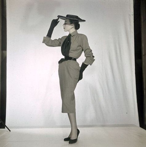 Stunning Fashion Photography by Walter Carone in the Early 1950s ~ Vintage Everyday 1950s Womens Fashion, 1950s Fashion Photography, 1950s Fashion Women, Robert Piguet, 1960 Fashion, 1950 Fashion, Cannes France, French Photographers, Fancy Hats