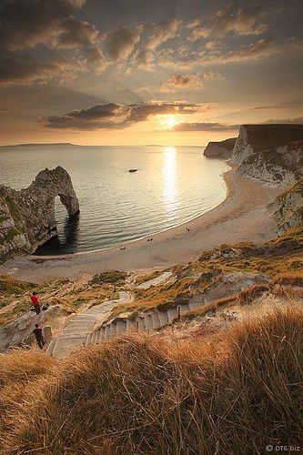 Looking west from Durdle Door on Dorset's Jurassic Coast. Autumn Beach, Durdle Door, Autumn Sunset, Dorset England, Travel Culture, London Pubs, Jurassic Coast, Travel Budget, Caribbean Cruise