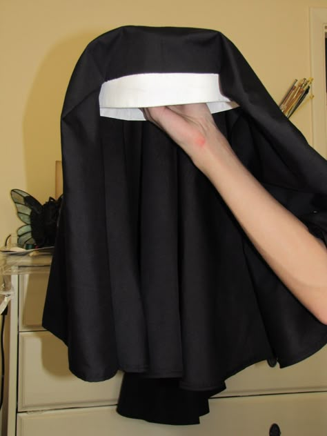 Diy Nun Costume, Sound Of Music Costumes, Nun Halloween Costume, Nun Halloween, Diy Fantasia, Veil Diy, Nun Outfit, Nun Costume, Nuns Habits