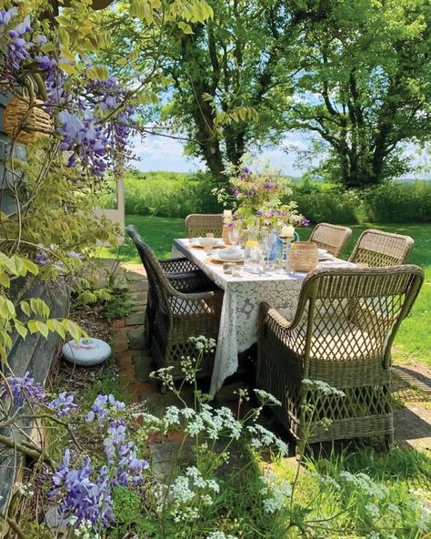 A creative blogger and Instagrammer shares her life lived in an enchanted English countryside cottage. See cottagesandbungalowsmag.com for more. English Countryside Cottage, English Countryside Home, Cottage Patio, Country Cottage Garden, England Countryside, English Country Cottage, Countryside Cottage, Cottage Aesthetic, Cottage Inspiration