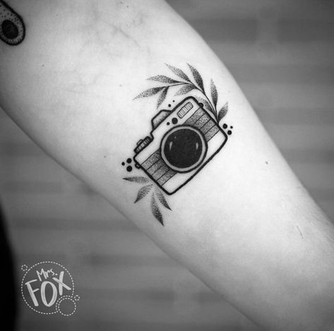 Tattoo Ideas For Photographers, Canon Camera Tattoo, Small Camera Tattoo, Simple Camera Tattoo, Polaroid Camera Tattoo, Small Tattoos Camera, Camera Flower Tattoo, Cute Camera Tattoo Ideas, Photographer Tattoo Ideas