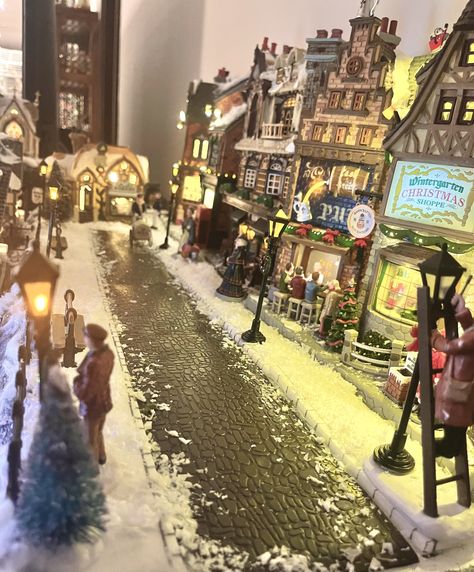 Christmas Village Real Life, Small Christmas Town Display Ideas, Christmas Village Under Tree Ideas, Christmas In The City Village Display, Christmas Village Lighting Ideas, Christmas Village Train Tunnel Diy, Christmas Village Diorama, Lemax Christmas Village Ideas, Dept 56 Display Ideas