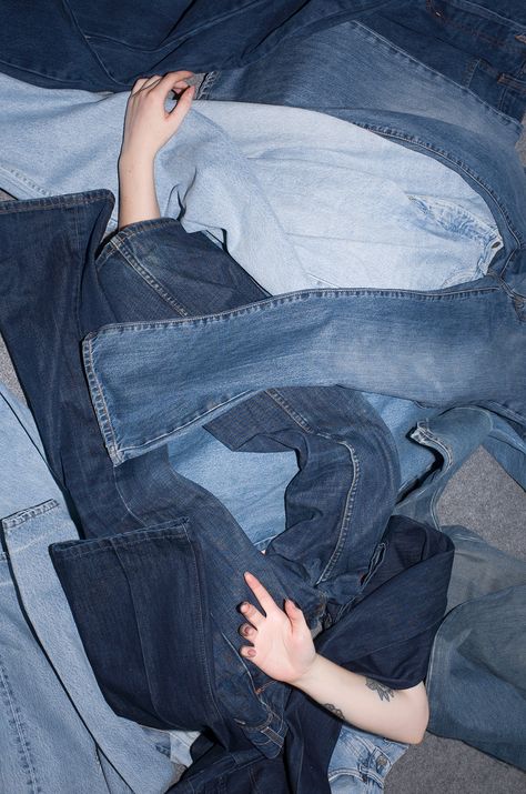 Levis 501 Outfit Vintage, Denim Social Media Post, Denim Product Shoot, Vintage Denim Aesthetic, Jean Photoshoot Ideas, Denim Fashion Shoot, Denim Aesthetic Photography, Denim Vintage Photography, Denim Editorial Shoot