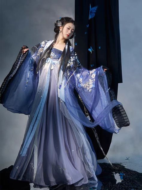 Blue Hanfu, Asian Traditional Fashion, Traditional Asian Dress, Chinese Style Dress, Traditional Dresses Designs, Clothing Design Sketches, Purple Outfits, Chongqing, Chinese Clothing