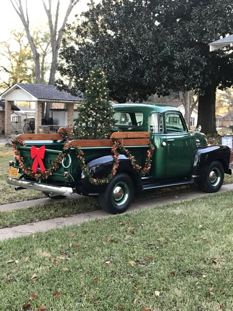 Christmas Farm Decorations, Christmas Parade Truck Ideas, Vintage Trucks For Sale, Green Truck, Parade Ideas, Vintage Pickup, Christmas Red Truck, Vintage Pickup Trucks, Old Pickup Trucks