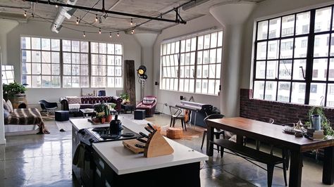 How to decorate and create the vibe of an industrial loft in your own home. The key pieces, and the style breakdown on www.flightofspice.com Airbnb Unique, Couple Apartment, Apartment Decorating For Couples, Loft Floor, Warehouse Loft, Apartment Loft, Industrial Apartment, Loft Industrial, Apartment Floor Plan