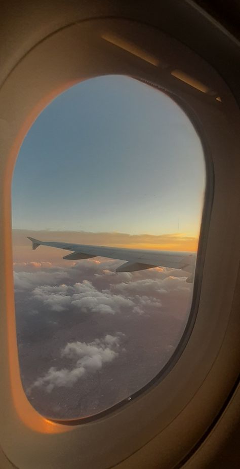 Sunrise Flight Aesthetic, Sunrise Airplane Window, Flight Sky View, Flight Window Aesthetic, Air Plane Window View, Airplane Window Wallpaper, Airplane Window View Aesthetic, Looking Out Plane Window, Plane Window View Aesthetic