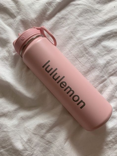 Lululemon Water Bottle Pink Aesthetic, Cute Pink Water Bottle Aesthetic, Kylie Jenner Life, Green Smoothie Girl, Girly Christmas Gifts, Pretty School Supplies, Bottle Girls, Gym Bottle, Pink Water Bottle