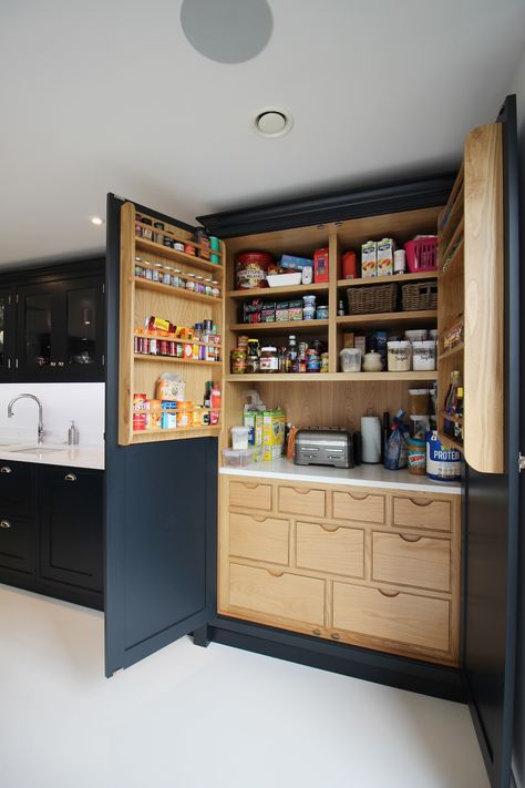 Pantry Design With Doors, Big Open Plan Kitchen Dining Living, Large Family Kitchen Layout, Large Kitchen Diner Ideas, Small Open Plan Kitchen With Island, Large Pantry Cupboard, Hidden Worktop Kitchen, Kitchen Design Big Space, Kitchen Design Functional