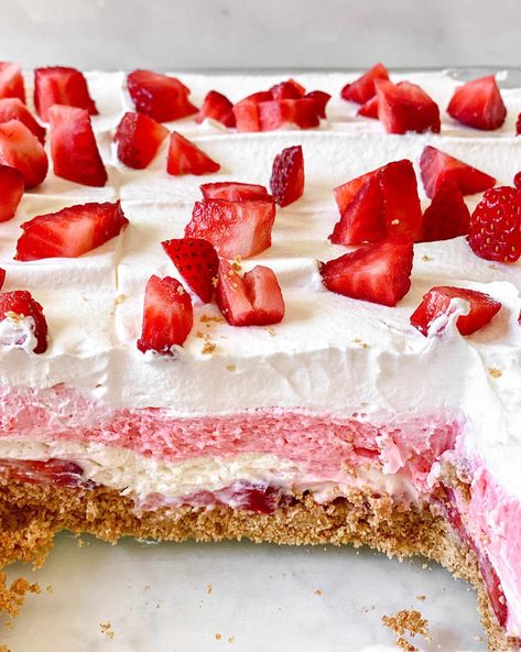 “Strawberry Delight” Is the No-Bake Dessert of Summer Pie, Strawberry Cheesecake Lasagna, Cheesecake Lasagna, Delight Dessert, Bake Sweets, Baked Dessert, Recipes Fruit, Sweet Surrender, Brunch Casserole