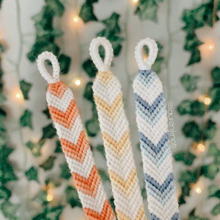 Friendship Bracelets Anklets, How To Make Mini Wave Bracelets, Aesthetic Chevron Bracelet, Friend Bracelets Pattern, Friendship Bracelet Ideas String, Cute Thread Bracelet Ideas, Cute Friendship Bracelet Ideas, Cute Yarn Bracelets, Summer Friendship Bracelets Colors