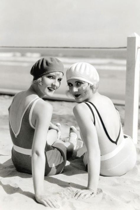 1930’s beach wear. Idda Van Munster, Bathing Suit Styles, Glamour Vintage, Carole Lombard, Clark Gable, Vintage Swimwear, Photo Vintage, 1920s Fashion, Vintage Beach