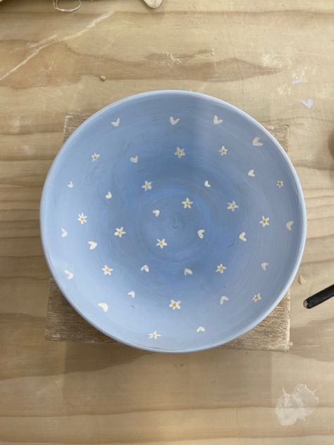 Pottery Painting Simple Ideas, Cute Pottery Bowl Painting Ideas, Simple Pottery Painting Ideas Plates, Color Me Mine Ideas Aesthetic, Pottery Painting Ideas Aesthetic Bowl, Diy Plate Painting, Pottery Painting Ideas Blue, Bowl Painting Ideas Aesthetic, Poterry Painting Aesthetic