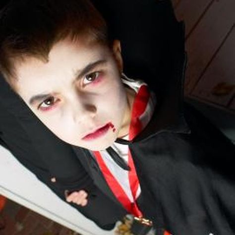 Your child can go as a scary vampire for Halloween with easy-to-apply makeup. Boy Vampire Makeup, Kids Vampire Makeup, Boys Vampire Costume, Dracula Makeup, Vampire Face Paint, Vampire Costume Kids, Vampire Costume Diy, Halloween Makeup For Kids, Vampire Kids