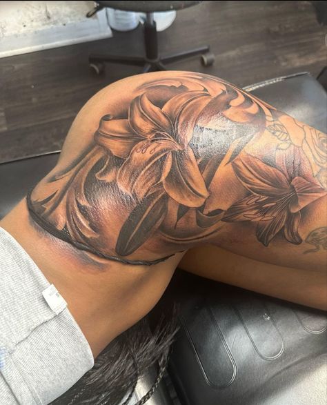 Thigh To Side Tattoo, 5 Star Tattoo Black Women, Thigh Tattoos On Black Women, Hip Waist Tattoos Women, Side To Thigh Tattoos Women, Back Thigh Tattoos Women Black, Tattoo Thigh Man, Hip Tattoos Black Women, Bottom Back Tattoo