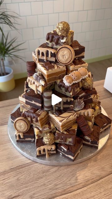 Chocolate Brownie Stack Birthday Cake, Rocky Road Cake Birthday, Brownie Tray Presentation, Cookie Tower Cake, Birthday Brownies Ideas, Brownie Tower Cake, Brownie Stack Cake, Brownie Cake Design, Brownie Tower Ideas