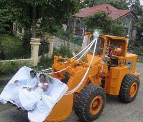 I guess in some countries...  That is considered a Limo. Worst Wedding Photos, Funny Wedding Pictures, Never Getting Married, Russian Wedding, Awkward Family Photos, Funny Wedding Photos, Beautiful Beach Wedding, Funny Wedding, Country Wedding Dresses