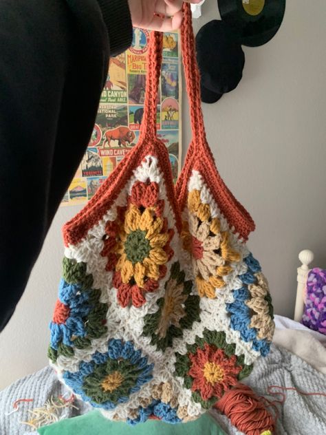 Crotecht Bags, Crochet Headbands Aesthetic, 70s Crochet Bag, Cute Vintage Bags, Lined Crochet Bag, Free Downloadable Crochet Patterns, Crochet Flower Bag Pattern, Crochet Bag Inspiration, Beach Crochet Ideas