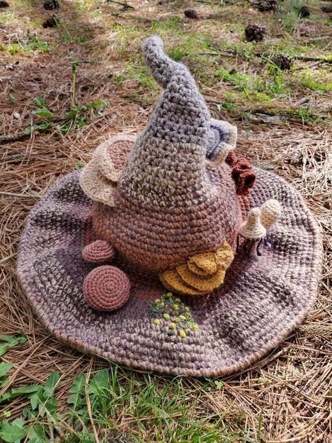 Cute Cottagecore Crochet, Medieval Crochet Ideas, Crochet Fantasy Hat, Mushroom Witch Hat Crochet, Renisance Fair Crochet, Crochet Mushroom Witch Hat, Crochet Crazy Hats, Crochet Cottagecore Clothes, Fantasy Crochet Ideas