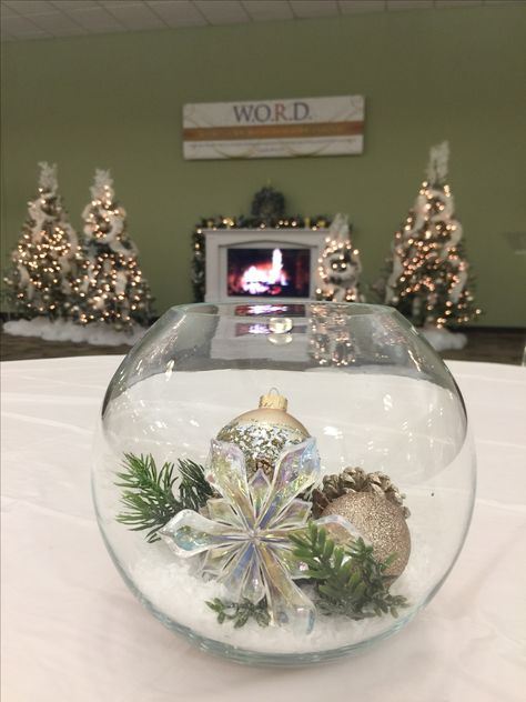 Winter Wonderland Diy Centerpieces, Snow Globe Centerpiece Diy, Christmas Ornaments Centerpieces, Winter Themed Centerpieces, Winter Bridal Shower Centerpieces, Snow Globe Table Centerpieces, Winter Wonderland Table Centerpieces, Winter Bridal Shower Decorations Centerpiece Ideas, Snow Globe Centerpiece Wedding