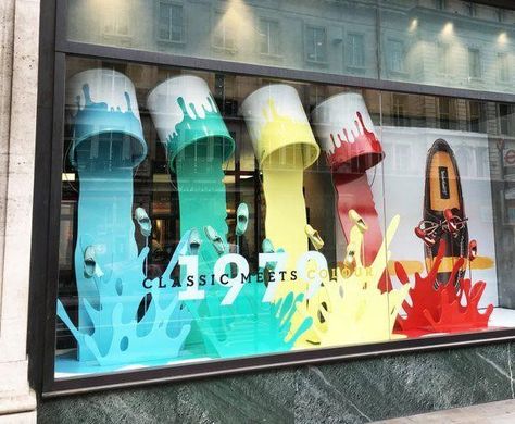 This window display is an example of repetition as it consists of four of the same paint cans pouring over the same pair of shoes, with only the color of the paint changing. This use of repetition makes the shoes more emphatic and more important. It also leads the viewer's eye and creates a sense of motion. Display Visual Merchandising, معرض فني, Decoration Vitrine, Design Café, Store Window Displays, Interior Vintage, Retail Windows, Display Props, Store Windows