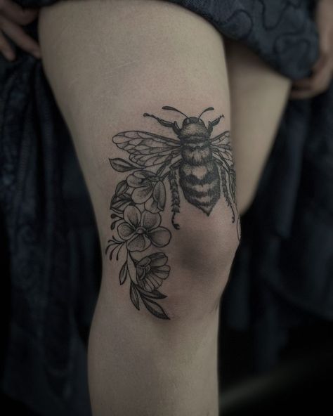 Flower Over Knee Tattoo, Bee Leg Tattoos Women, Bee Tattoo Above Knee, Bee Tattoo On Leg, Around Knee Tattoo Men, Knee Frame Tattoos Women, Bee Knee Tattoos Women, Flower Around Knee Tattoo, Knee Bee Tattoo