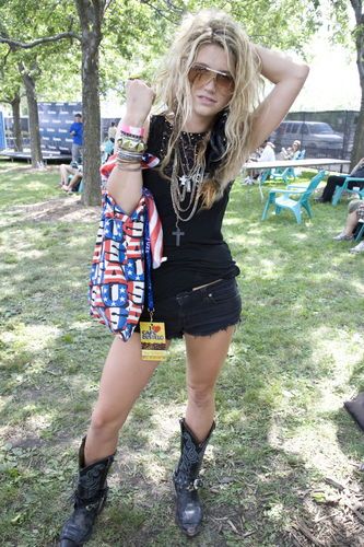 Kesha Tattoo, Kesha Halloween Costume, Kesha Costume, Kesha Outfits, Kesha Concert, Tattoo Lyrics, 2010 Outfits, Hand Tattoo Ideas, Outfits Concert