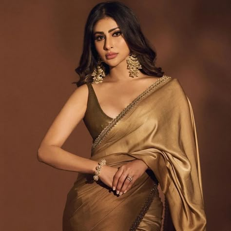 @imouniroy flaunts her golden saree 😍💜💥 #glamsham #mouniroy #golden #saree #fashion Golden Shimmer Saree, Golden Net Saree, Golden Satin Saree, Western Saree Look, Golden Dress Outfit, Marathi Saree Look, Net Saree Designs, Shimmer Saree, Marathi Saree