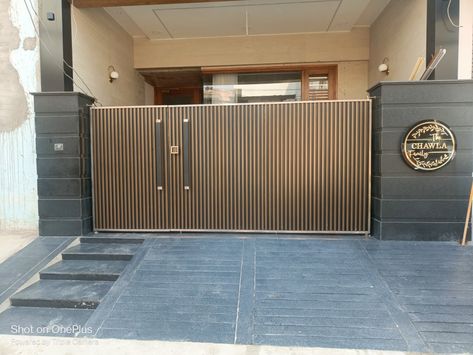 Ramp Design For Main Gate, Luxury Gate Design, Simple Main Gate Design, Balcony Grills, Modern Iron Gate Designs, Ms Gate, Exterior Gate, Ss Gate, House Front Gate