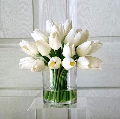 Tulip Arrangement Ideas, Tulip Arrangements, Nyc Apartment Decor, Artificial Silk Flower Arrangements, White Vibe, Tulip Arrangement, Decorating With Flowers, Tulips Bouquet, Tulip Decor