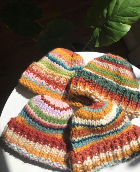 Making Yarn From Scraps, Crochet From Scraps, Chunky Beanie Outfit, Colourful Knit Hat, Scrap Yarn Hat Knit, Knit Scraps Projects, Knitting Accessories Ideas, Hand Knit Beanie, Scrap Wool Crochet Projects